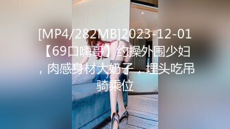 牛仔裤眼镜小骚货，半脱下裤子后入小穴，