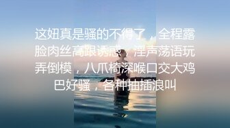 【双胞胎姐妹花浴室诱惑】长相清纯带着眼镜，浴室脱光光湿身诱惑，贫乳小奶子，翘起美臀拍打，坐马桶上掰穴特写