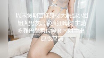 鬼鬼谁家夫人全程露脸风情迷人镜头前玩大黑牛自慰，揉捏骚奶子自慰骚逼浪荡呻吟，跟狼友互动撩骚不要错过