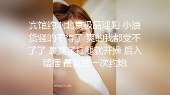 ❤️√为了追求刺激带两个牛仔裤高跟鞋美女闺蜜在公厕操，刺激度拉满！两个妹子身材颜值太高